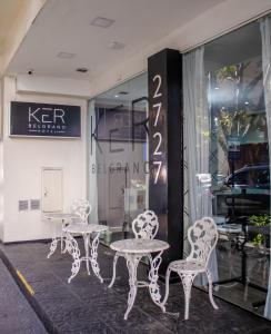 布宜诺斯艾利斯Ker Belgrano Hotel的商店前的一组桌椅
