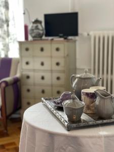 洛桑Le Chalet d'Ouchy的一张桌子,上面有茶壶托盘