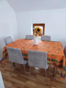 ZemunJasna的餐桌,椅子和鲜花