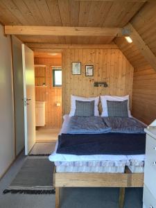 内克瑟Nexø Camping & Cabins的小木屋内一间卧室,配有一张床