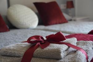 托莱多Sueña Toledo的床上的一条带红丝带的毛巾