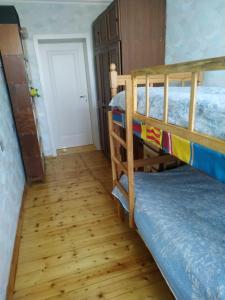 甘贾Friends Guest House的一间卧室设有两张双层床,铺有木地板。