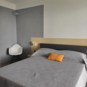 皮耶韦利古雷Locanda Göghin的一间卧室配有一张带橙色枕头的床