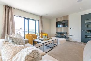 利物浦NOVU Apartments Liverpool Waterfront的客厅配有沙发和桌子