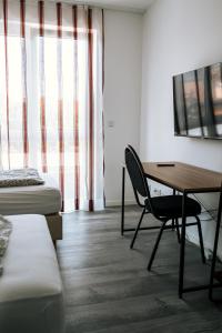 派内Dill Apartments Stederdorf的客房设有书桌、床和桌子。
