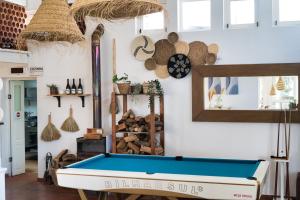 米尔芳提斯城Duna Parque Beach Club - Duna Parque Group的一间设有台球桌和一些其他物品的房间