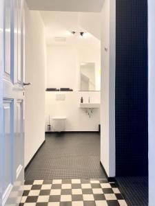 科隆zehuus - historical charm 70qm的浴室铺有黑白格子地板。