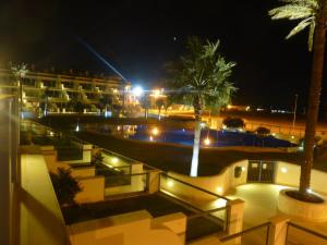 塔里法Casa Valdevaqueros的棕榈树的夜间酒店景色