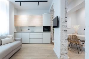 阿斯托加Meraki Suites的白色的客厅配有沙发和桌子
