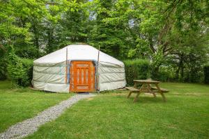 Beaussais sur Mer约尔特斯村豪华帐篷的圆顶帐篷配有木桌和野餐桌
