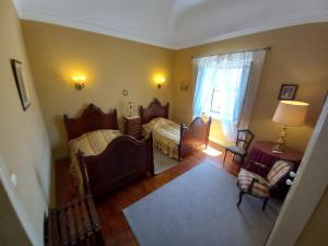 埃武拉卡萨德斯蒂亚戈酒店的卧室享有空中景致,设有两张床和一扇窗户。