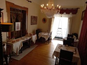 埃武拉卡萨德斯蒂亚戈酒店的一间带2张桌子和吊灯的用餐室