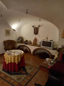 埃武拉卡萨德斯蒂亚戈酒店的客厅配有桌子和电视