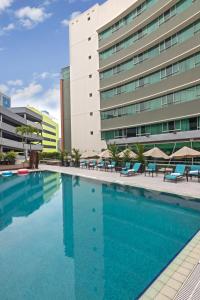 瓜亚基尔喜来登瓜亚基尔酒店的大楼前的游泳池