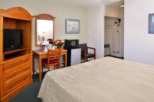 Americas Best Value Inn Loma Lodge客房内的一张或多张床位