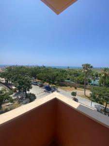 贝莱斯A&C Vistas al mar -Torre del mar - Malaga的阳台享有停车场的景致。