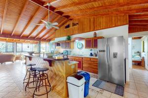 多米尼克Casa Garrobo的厨房配有不锈钢冰箱和木制橱柜