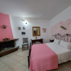 阿雷内拉Azzurro mare的一间卧室设有一张大床和一个壁炉