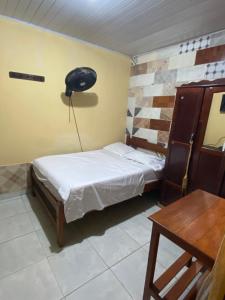 莱蒂西亚Hostal Yahuarcaca的一间小卧室,配有一张床和一张书桌