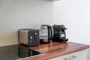 格拉茨Premium apartment - walking distance to city center的厨房柜台配有咖啡机和烤面包机