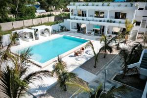 吉汶瓦Antares Villa的享有带游泳池的房屋的空中景致
