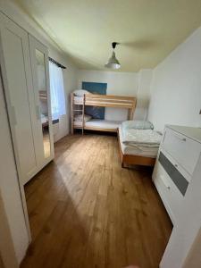 多克西Chalupa Kruh的一间卧室设有两张双层床,铺有木地板。