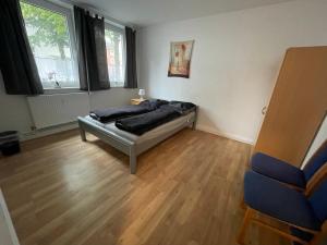 威廉港Schönes einfaches Zimmer im belebten Zentrum的一间卧室配有一张带黑色枕头的床。