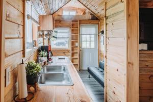彭延Hollow Hills Tiny Home的一个小房子里一个带水槽的厨房