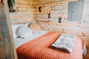 彭延Hollow Hills Tiny Home的卧室配有木墙内的一张床