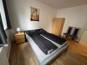 威廉港Schönes einfaches Zimmer im belebten Zentrum的一间卧室配有一张床和两张蓝色椅子