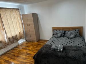 NortholtGood priced double bed in Hayes的一间卧室配有一张床,铺有木地板