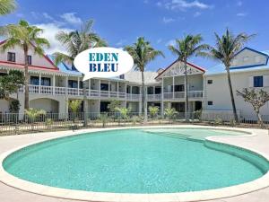 东方湾Eden Bleu, direct access to Orient Bay beach, swimming pool的边缘林海滩度假村前的游泳池