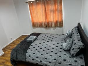 NortholtGood priced double bed in Hayes的一间卧室配有一张带黑色棉被的床