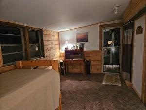 GwinnTwin Pines Lake House的一间卧室配有一张床、一张书桌和窗户。