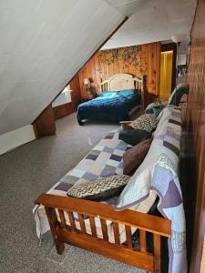GwinnTwin Pines Lake House的一间卧室,配有两张床