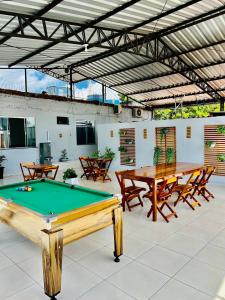 马卡帕Hostel Meio do Mundo的一个带台球桌和野餐桌的庭院