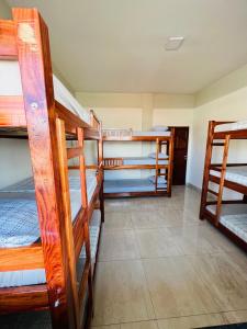 马卡帕Hostel Meio do Mundo的一间客房内设有四张双层床的房间