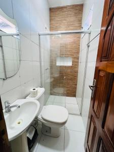 马卡帕Hostel Meio do Mundo的浴室配有卫生间、盥洗盆和淋浴。