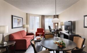 渥太华商旅套房酒店的客厅配有沙发和桌子