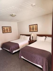萨里Grantview Inn的一间酒店客房,房间内设有两张床