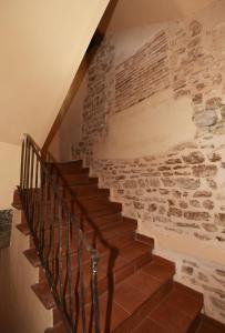 斯波莱托La Casa del Borgo Antico的房屋内有楼梯的石墙