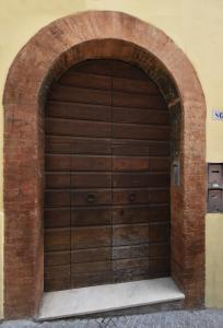 斯波莱托La Casa del Borgo Antico的砖墙中的木车库门