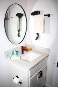 巴尔的摩Comfy Cozy and Cute的浴室设有白色水槽和镜子
