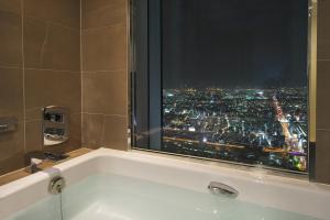大阪大阪万豪酒店的带浴缸和窗户的浴室
