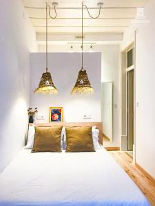 锡尼什Beach & Castle - Sines Apartment的卧室配有一张带两个枕头的大白色床