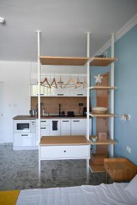 阳光海滩Summer H. Studio Sunny Beach的厨房配有白色橱柜和台面