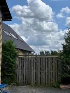 Tølløse120 kvm lejlighed med have i kælderniveau的房屋前的木栅栏