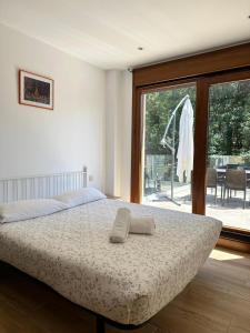 桑亨霍Top Sanxenxo Resort的一间卧室设有一张床和一个大窗户