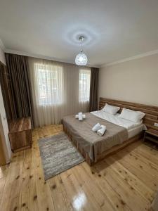卡兹贝吉Polaris Kazbegi的一间卧室配有一张大床和毛巾