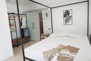 维耶斯泰Tenuta Valle Della Corte的卧室配有白色的床,上面有猴子
